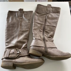 Sold on Curtsy Beige taupe knee high boots Women’s size 6 zips up damaged